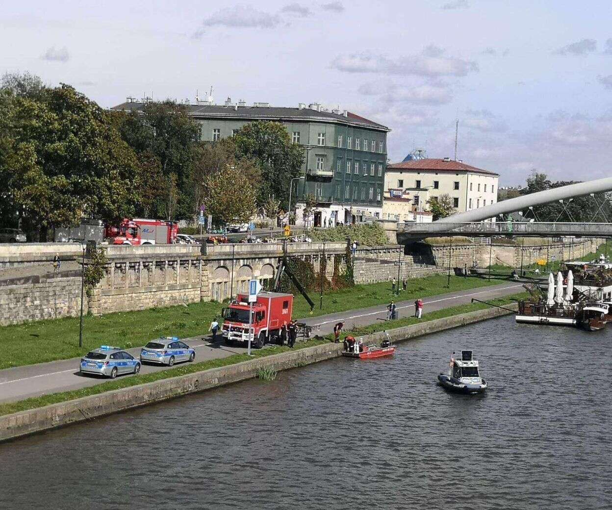 Mężczyzna wskoczył do Wisły Przy moście Piłsudskiego zaroiło się od służb. Dramatyczna akcja ratownicza w Krakow…