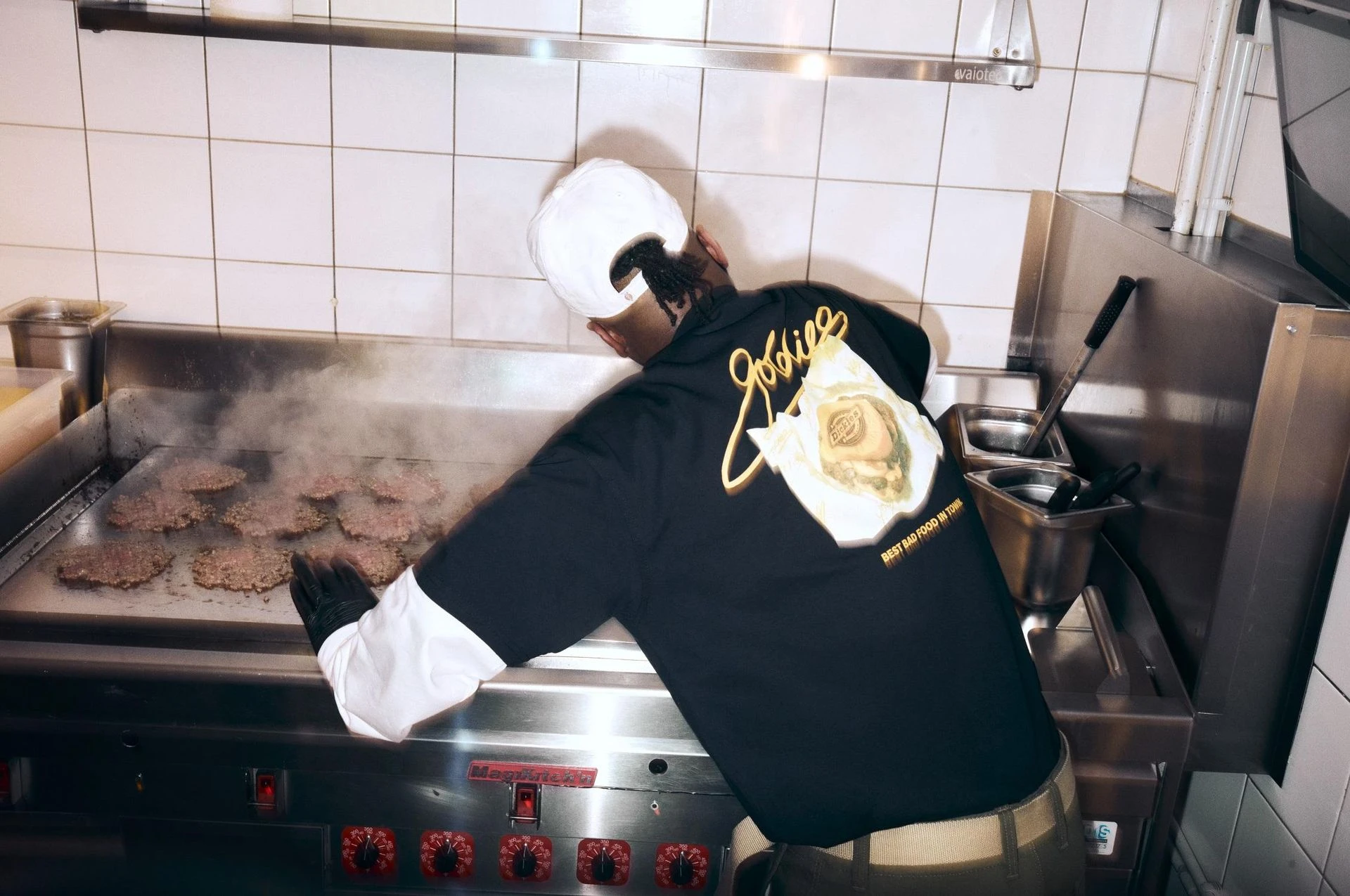 Strefa mody Zalando prezentuje limitowaną kolekcję kapsułową Dickies x Goldies Smashburger