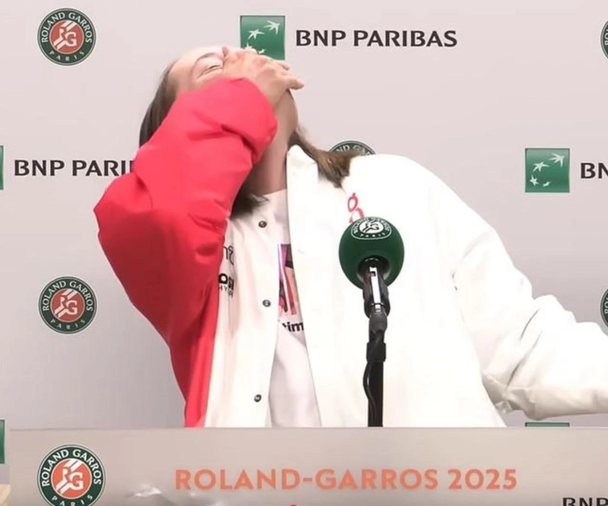 Komiczna sytuacja Salwa śmiechu na konferencji prasowej Igi Świątek! To już hit internetu!