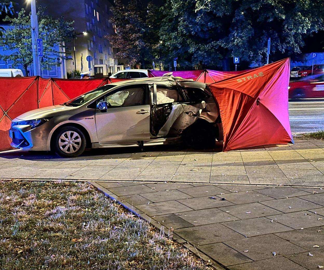 WYPADEK NA TRASIE W-Z Osobowa toyota wjechała w słup, jedna osoba zginęła. Autem podróżowały dzieci