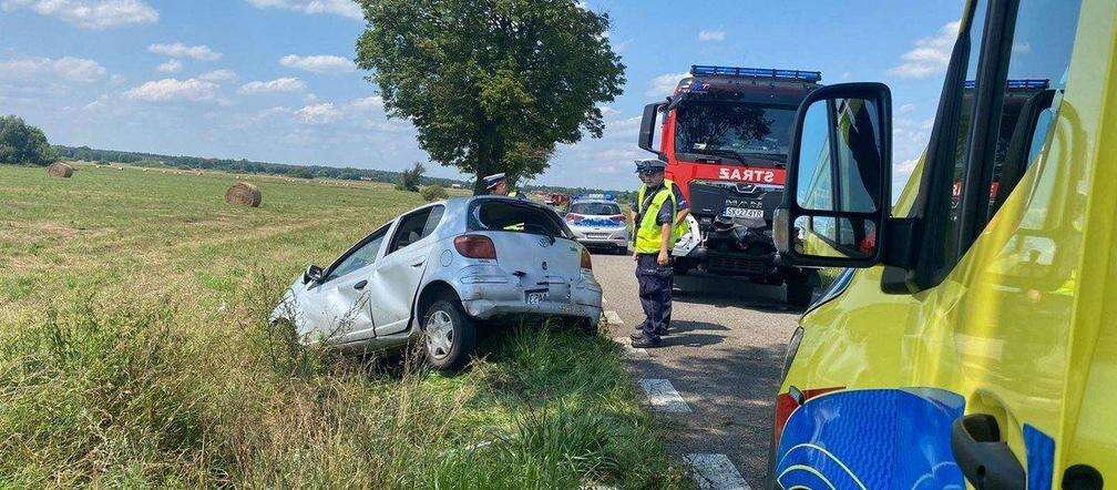 DRAMAT NA DRODZE Tragedia na Śląsku. Kierowca zjechał z drogi i uderzył w drzewo. 36-latek nie żyje