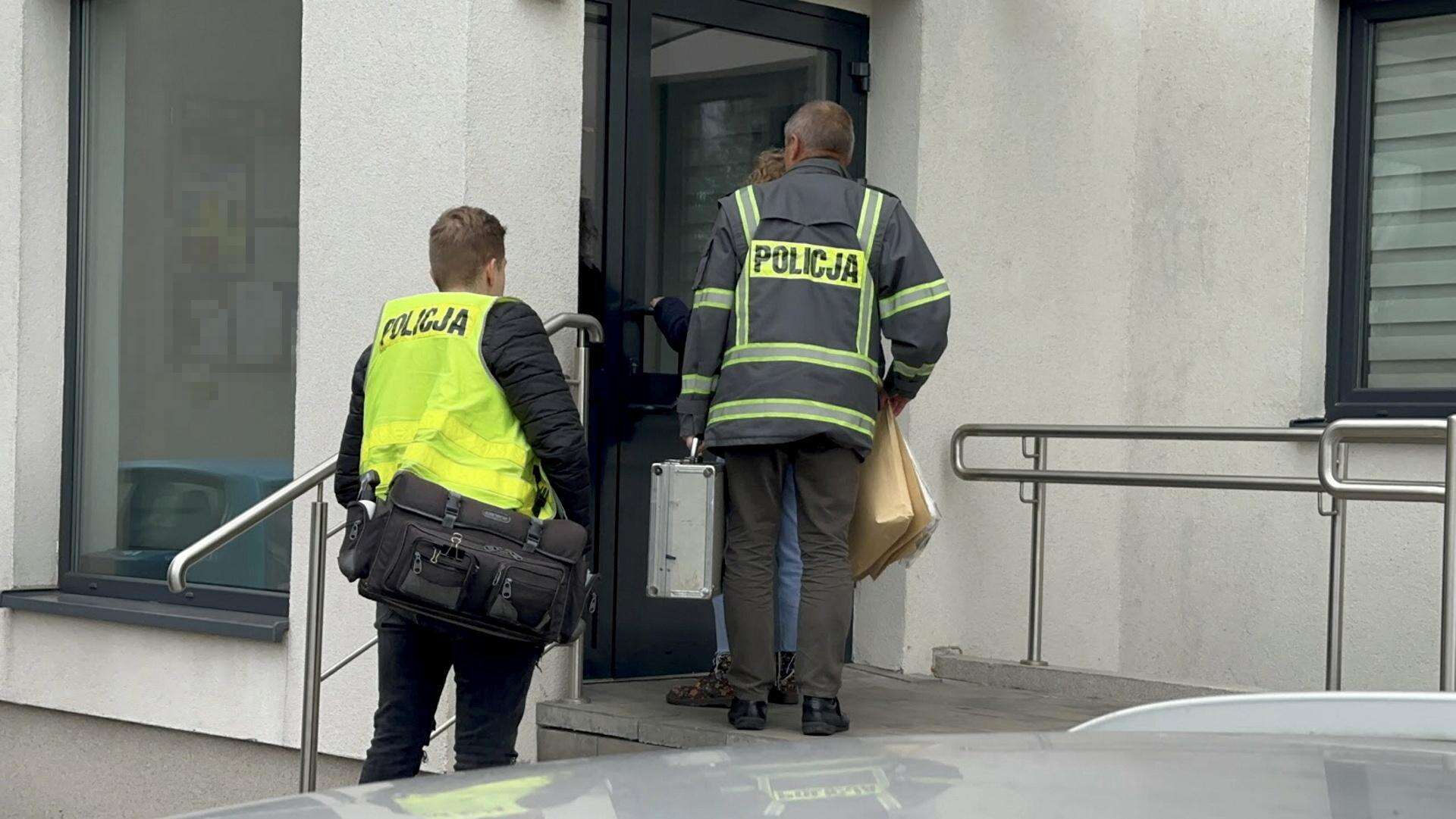 Tajemnicza śmierć Makabryczne odkrycie. 35-latek nie żyje, broń w mieszkaniu