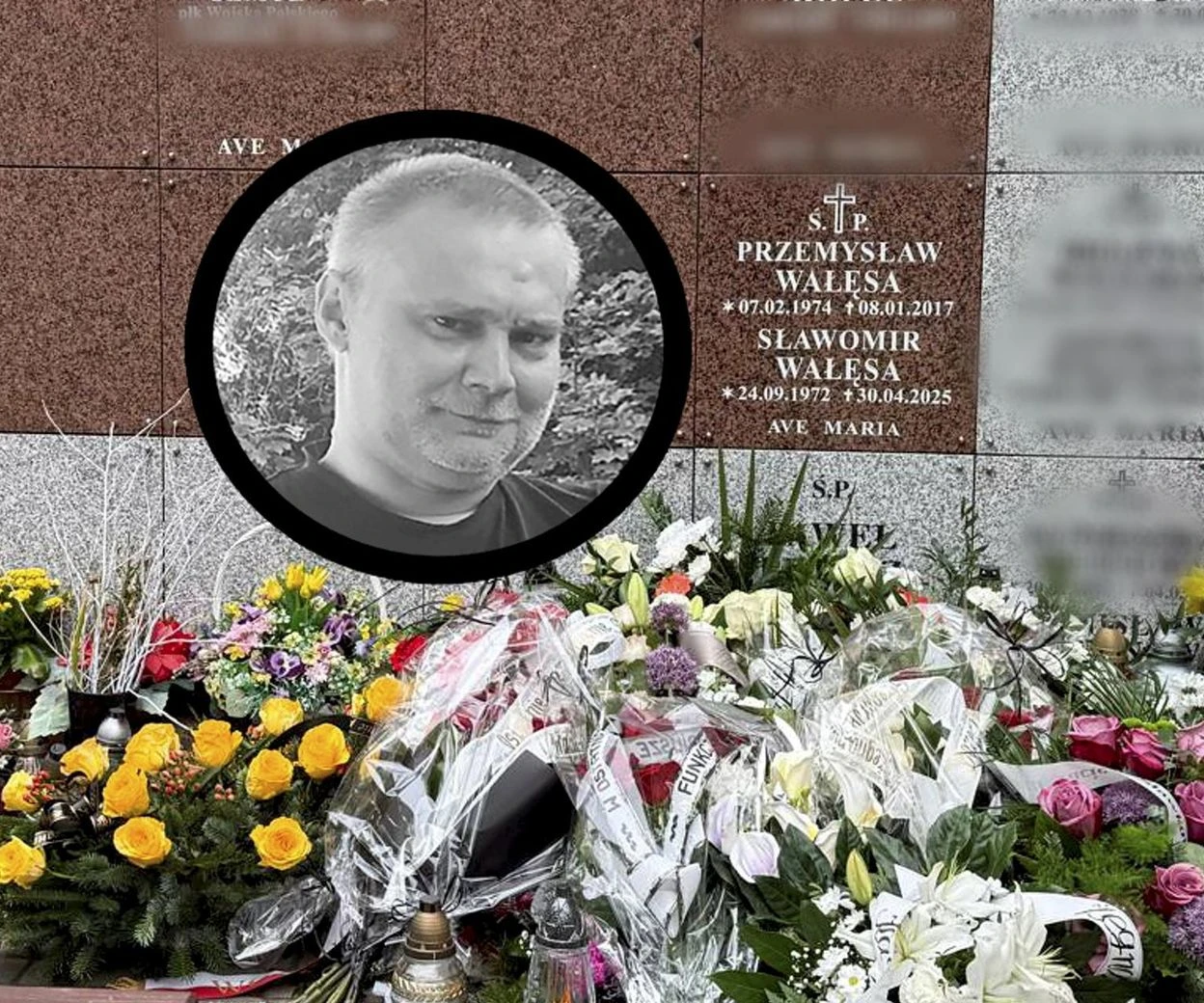 Morze kwiatów i żałobne wstęgi Sławomir Wałęsa spoczął obok brata. Lech Wałęsa płakał nad urną syna
