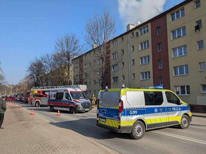 40 strażaków w akcji Pożar mieszkania na osiedlu Kościuszki w Wieliczce. Ewakuowano mieszkańców