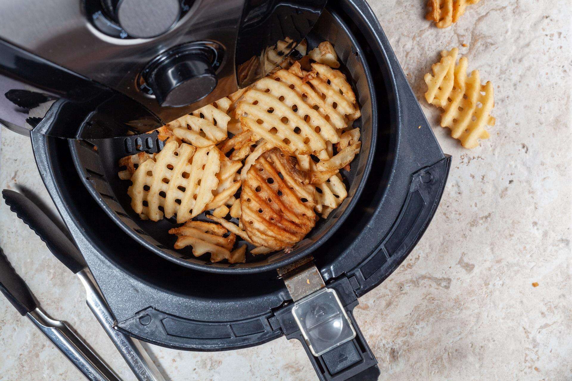 Frytkownica beztłuszczowa to nowy kuchenny hit. Do czego służy Air Fryer i ile koszt…