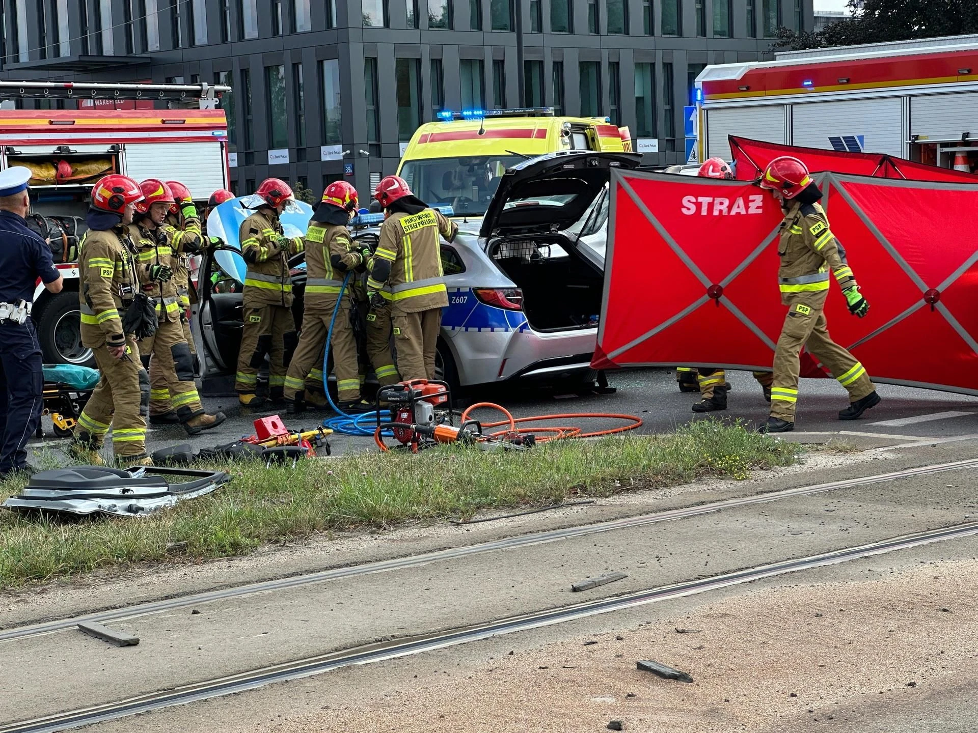 PILNE Wypadek radiowozu w Warszawie! Wśród rannych policjanci. Strażacy musieli ciąć blachę