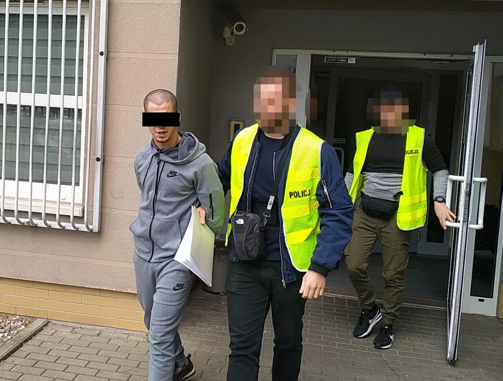 Policjanci w akcji Nielegalna broń i substancje w samochodzie. Zatrzymano 23-latka w Warszawie