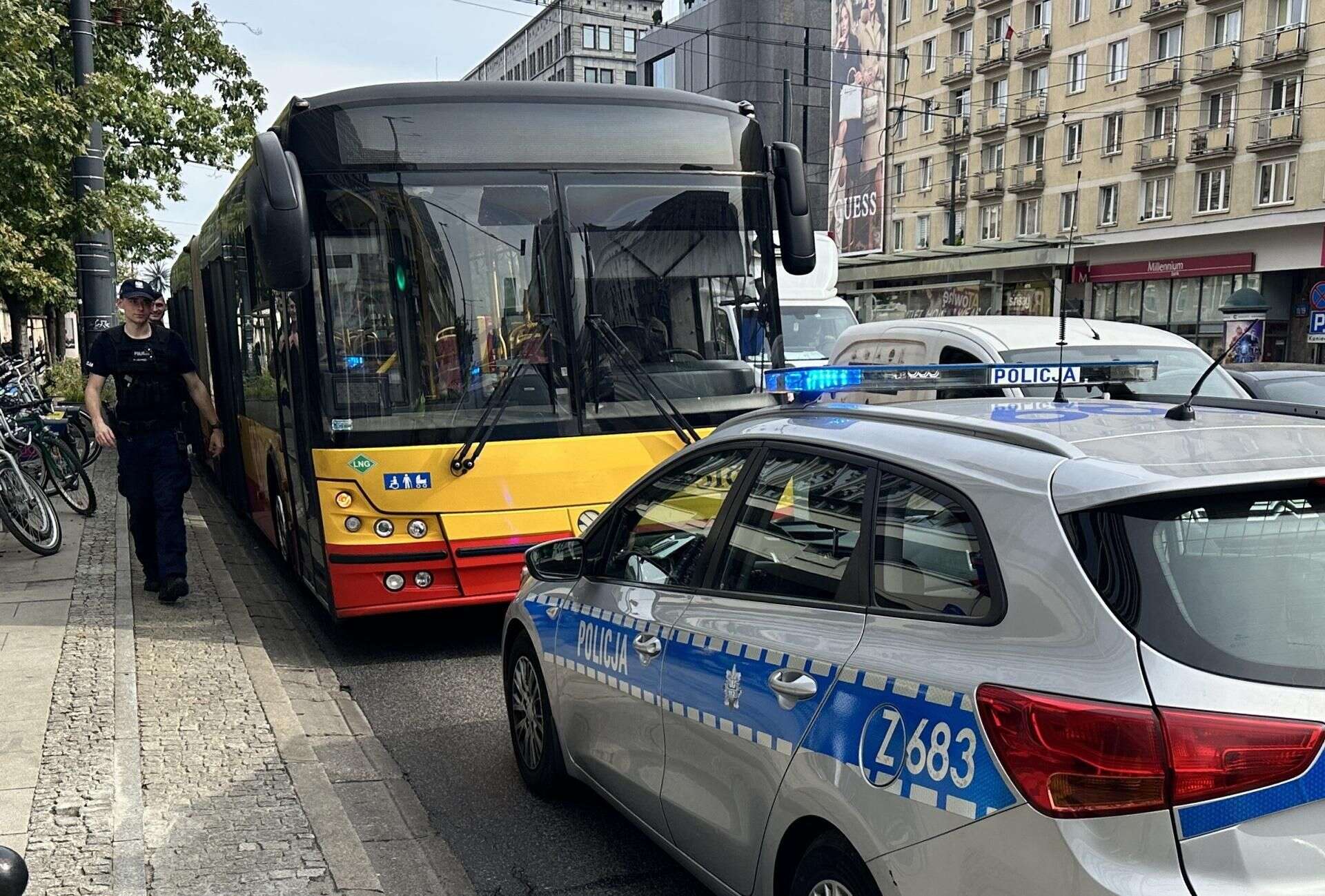 HORROR W CENTRUM 56-latek wsiadł do autobusu i zmarł. Osunął się z siedzenia na podłogę