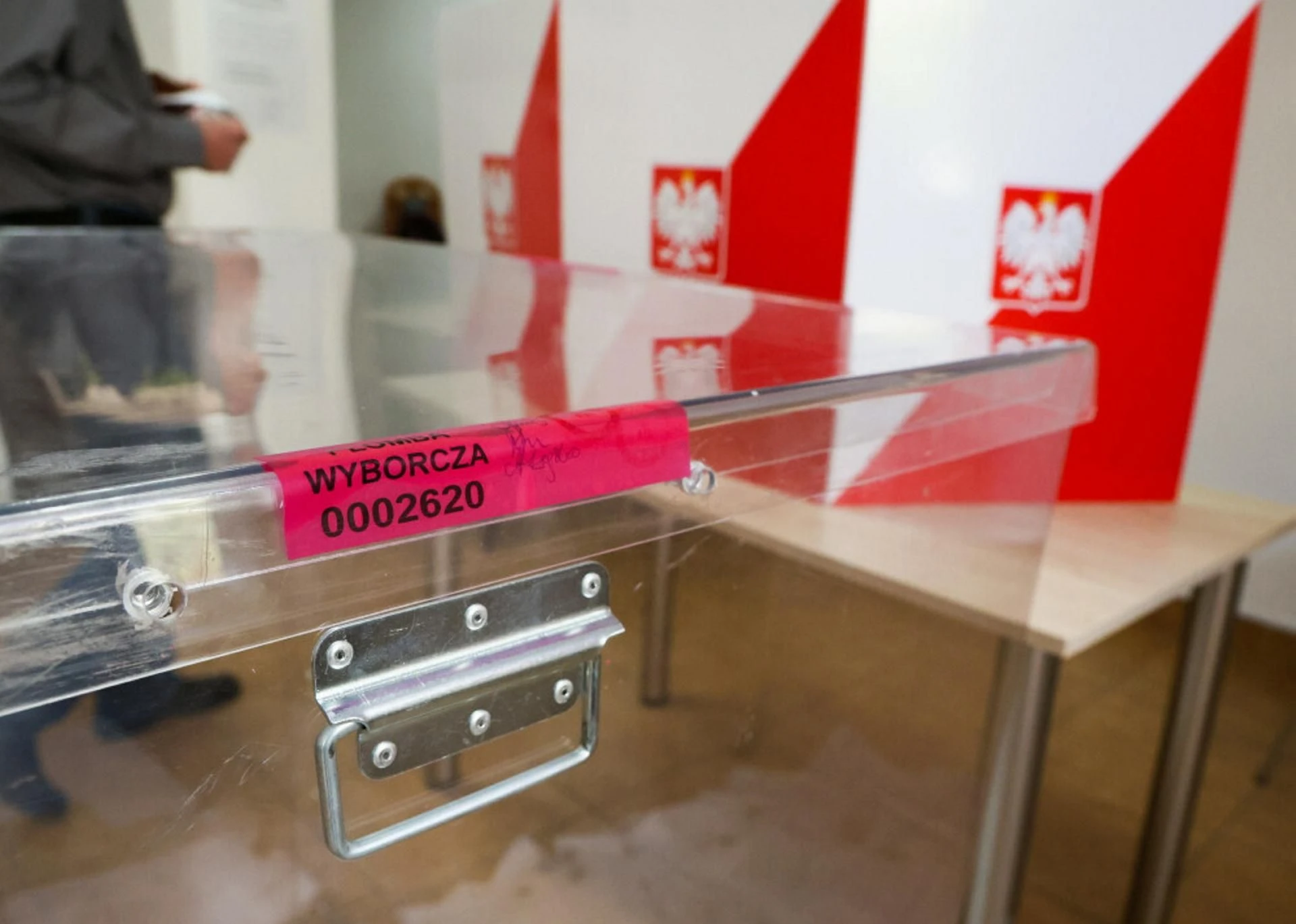 Burza w sieci Afera w komisji wyborczej w Warszawie. Poszło o korale!