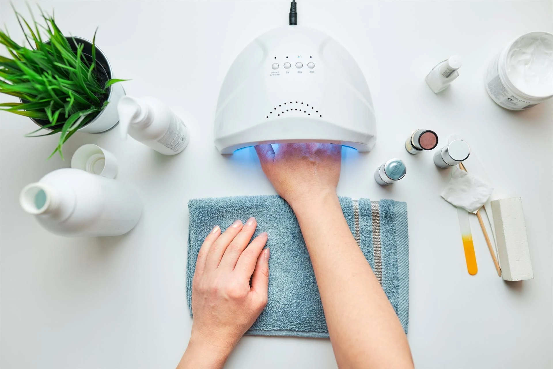 Stylizacja paznokci Takie pazy to już przeszłość. Żelowy i hybrydowy manicure zakazany, jest potwierdzenie Sanepidu. Od kiedy koniec z hybrydą?