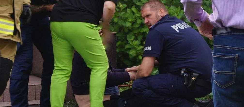 Ogromne brawa! Niebywała odwaga policjantów. Wynieśli z płonącego budynku niepełnosprawnego mężczyz…