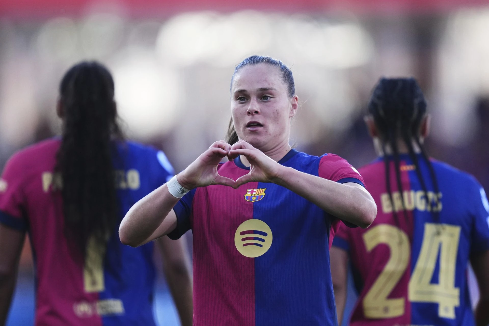 Gigantyczna różnica Ile zarabia Ewa Pajor? W Barcelonie Lewandowski inkasuje więcej w tydzień