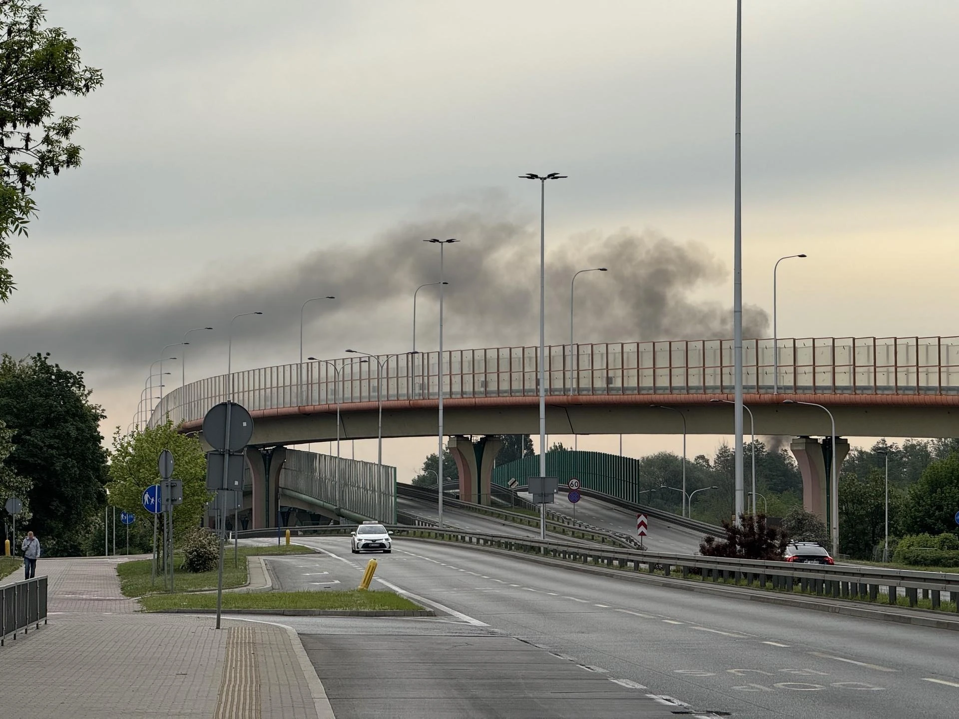CO PŁONIE? Poranny pożar w Warszawie. Kłęby czarnego dymu nad miastem