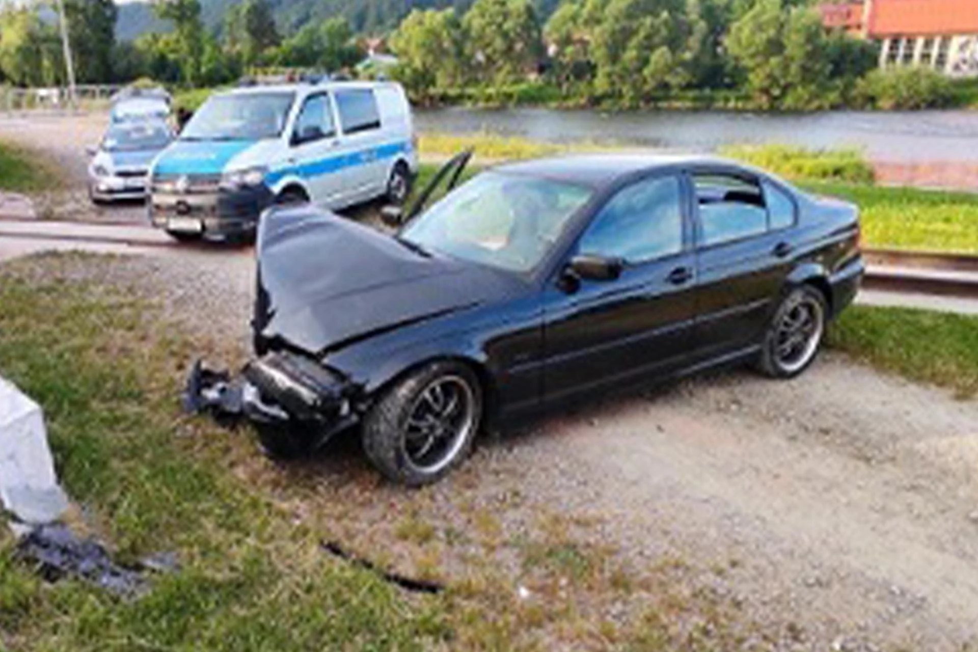 Młody drifter chciał przyszpanować przed kolegami. Popisowy numer zakończył na mur...