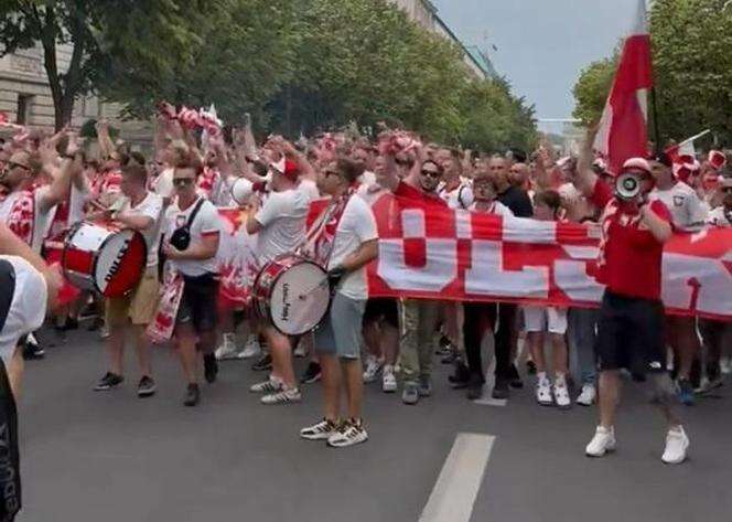 musieli zareagować Polscy kibice ruszyli na mecz ulicami Berlina. Nagle zaczęli wulgarną przyśpiewkę, n…