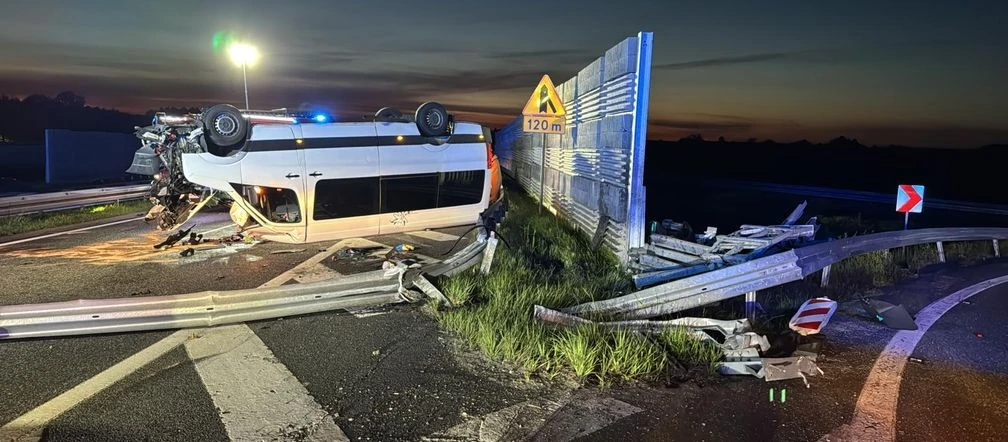 Dramat Bus dachował, w środku było 7 osób!