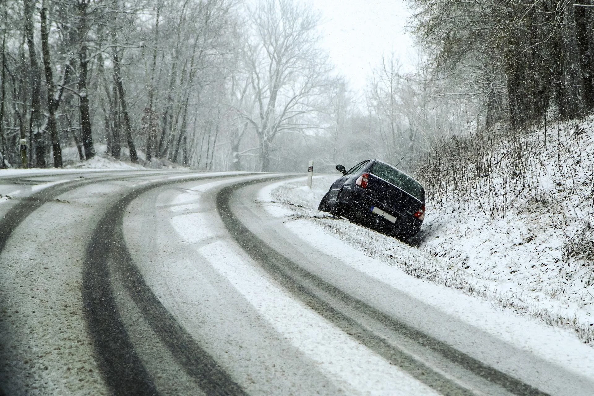 Wsypał go śnieg Samochód w rowie, na siedzeniu pasażera pijany 31-latek. Mówił, że kierowca uciekł, …
