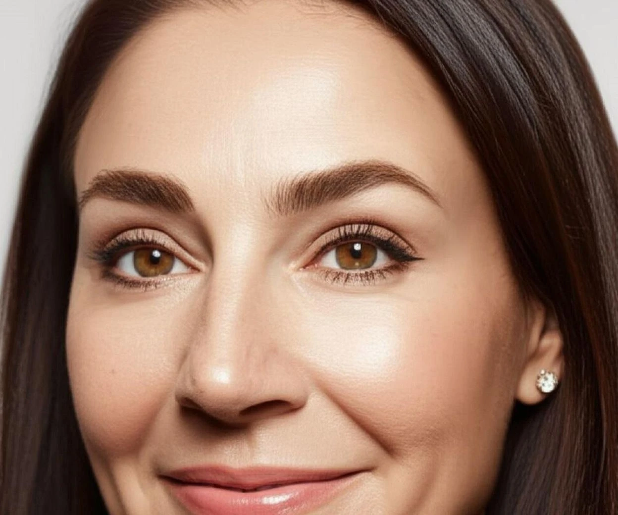 Strefa beauty Najlepszy kolor eyelinera dla kobiet po 50-tce. Otwiera oko i maskuje opadającą powiekę. Kreski tym kolorem są lepsze niż czarne