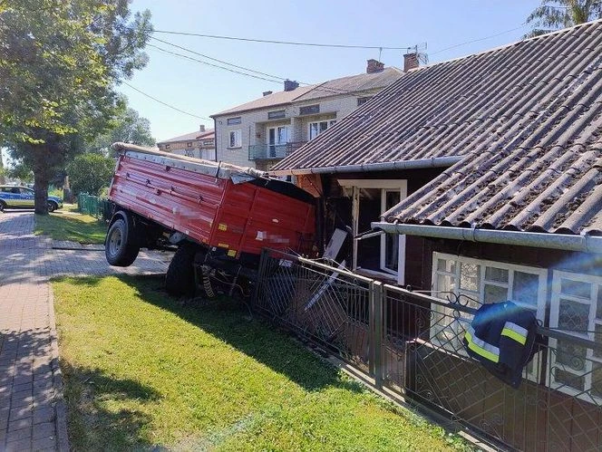 Nietypowy wypadek Przyczepa z pszenicą wbiła się w dom