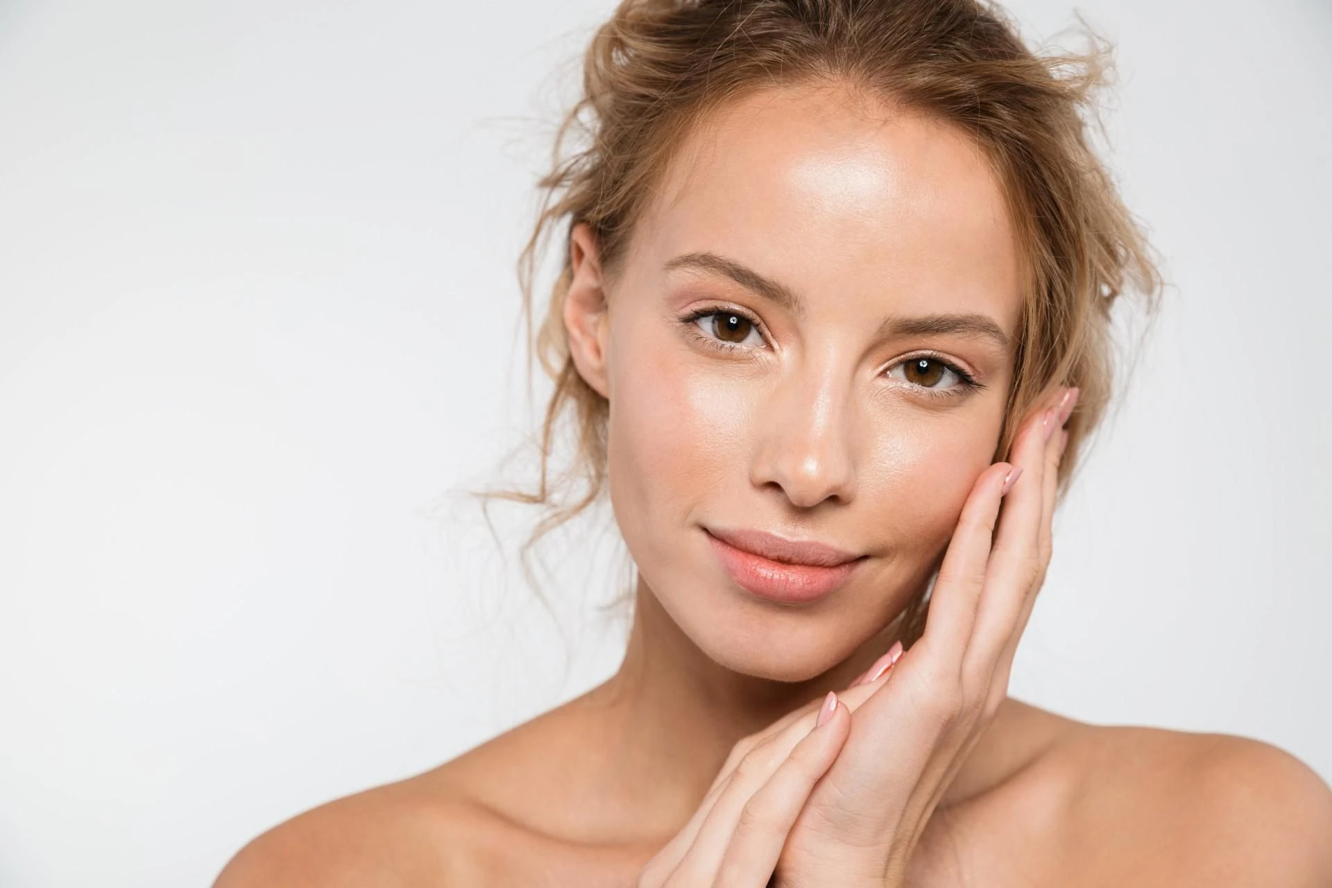 Strefa beauty Skóra muśnięte słońcem bez wychodzenia z domu? Te 3 kosmetyki to bezpieczna alternat…
