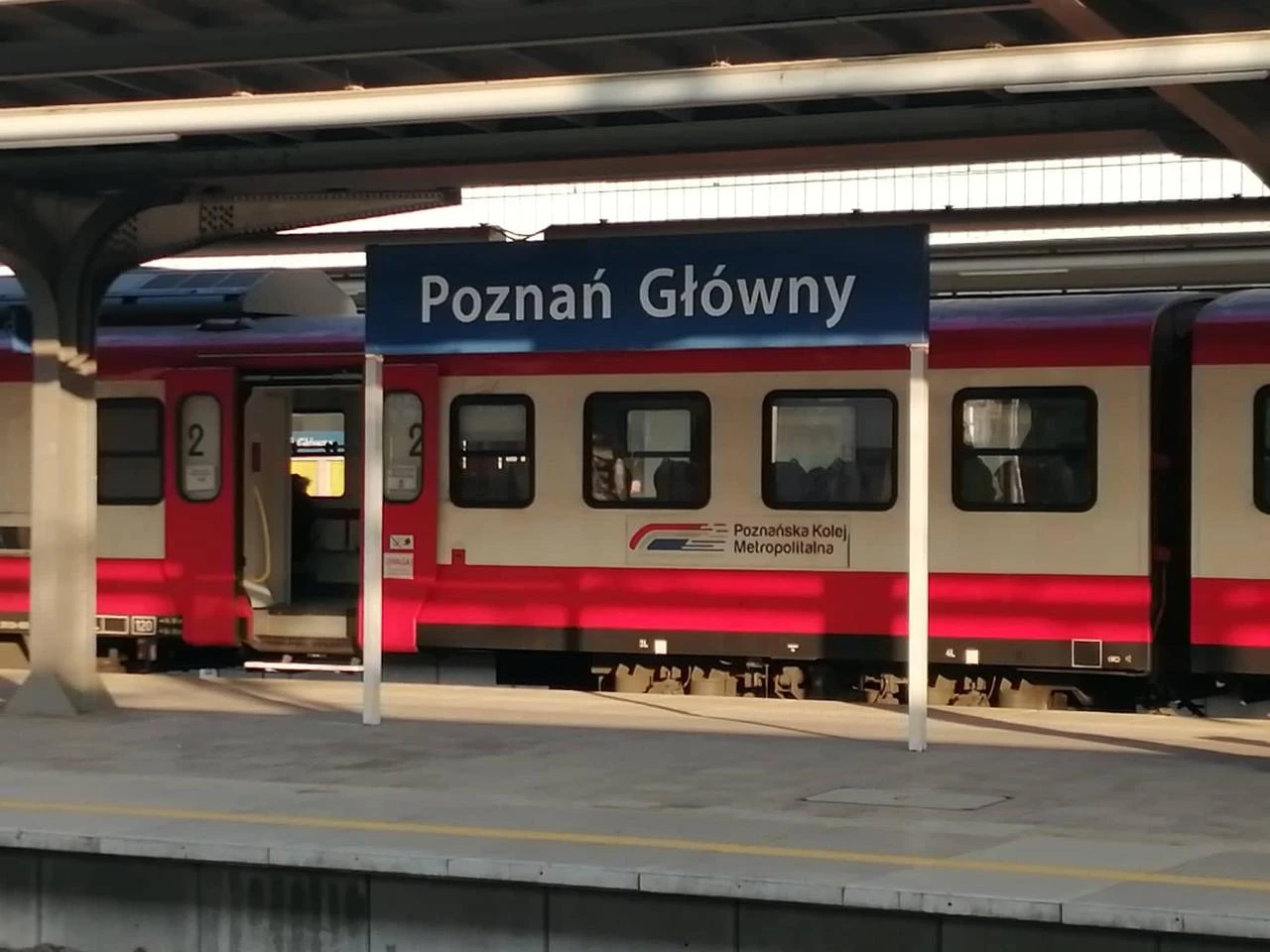 Poznań: Drzwi pociągu przytrzasnęły pasażera! Wstrząsające nagranie [WIDEO]