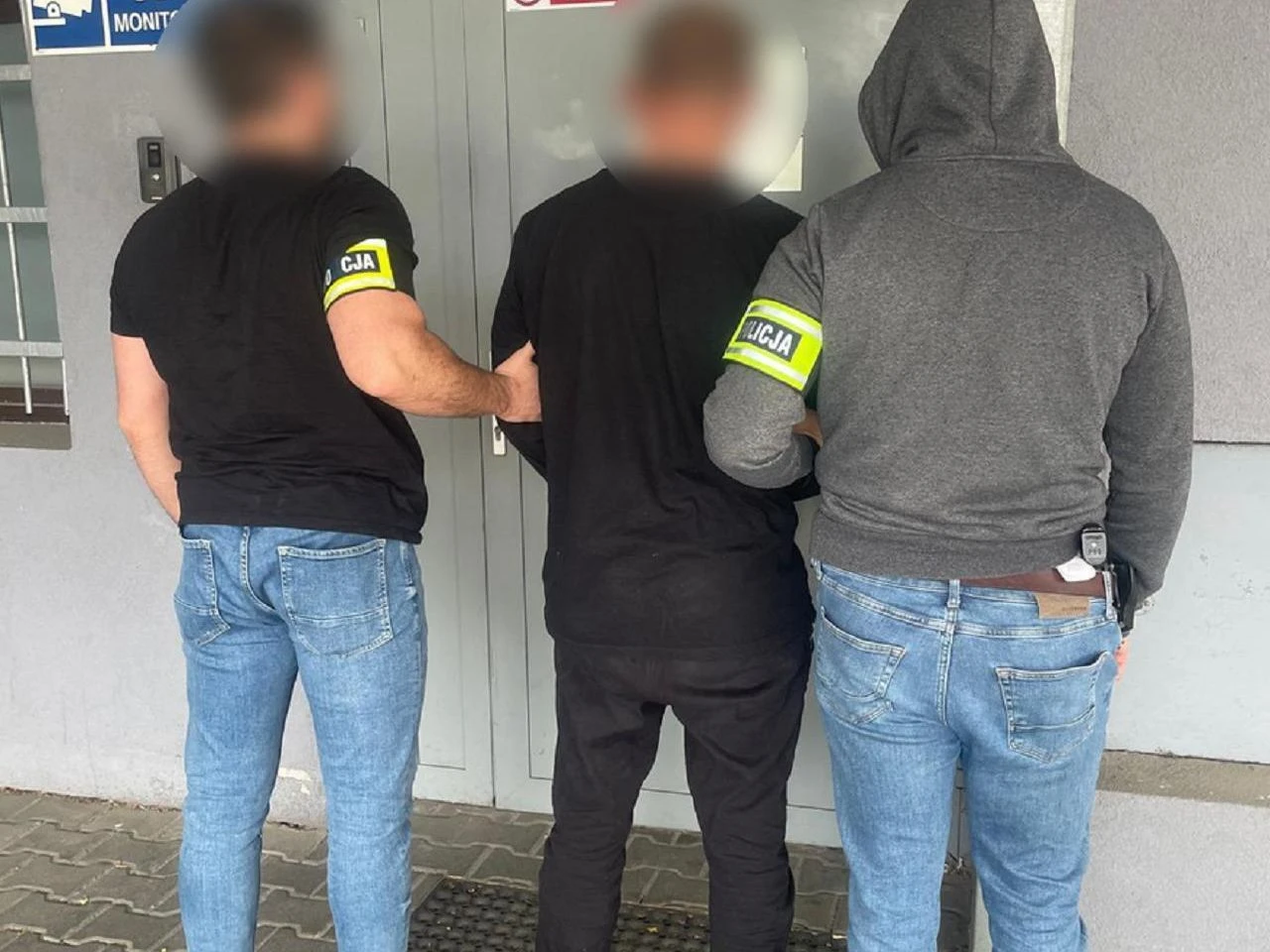 Zakrwawiony mężczyzna na chodniku 45-latek miał zginąć. Trzy osoby aresztowane po brutalnym ataku w Krakowie