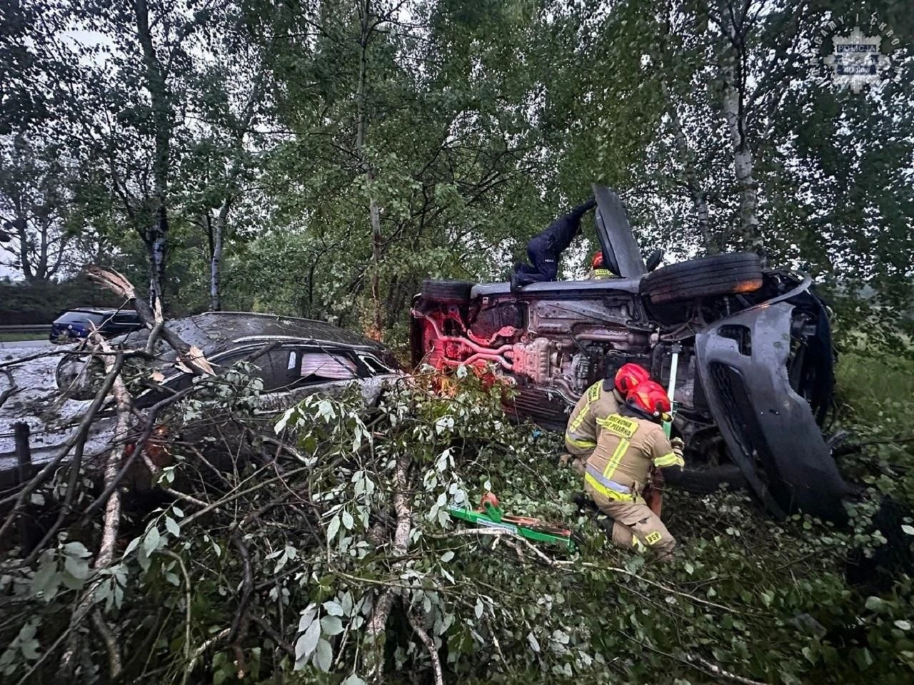 Groźny błąd Dachowanie na drodze krajowej. Niebezpieczny manewr przyczyną karambolu