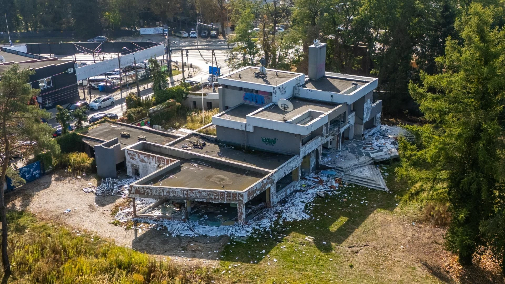 ZDJĘCIA Sauna, jacuzzi i lustrzane sufity. Sekretna willa milionera w Warszawie idzie pod młotek!