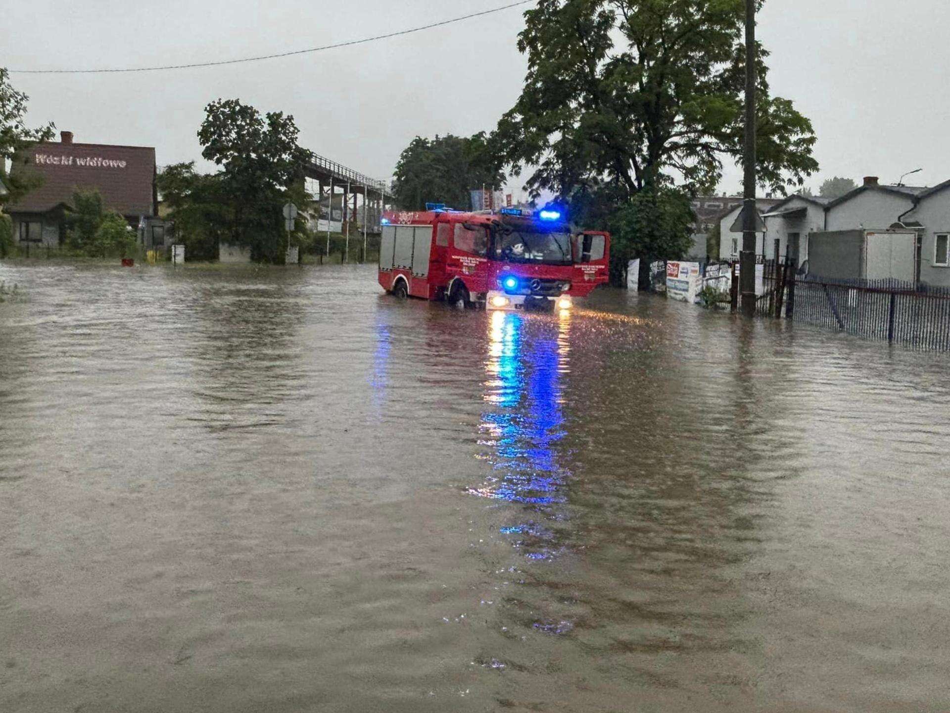 Groźnie w powiecie suskim Zalane szkoły i przedszkola! Mężczyzna porażony prądem