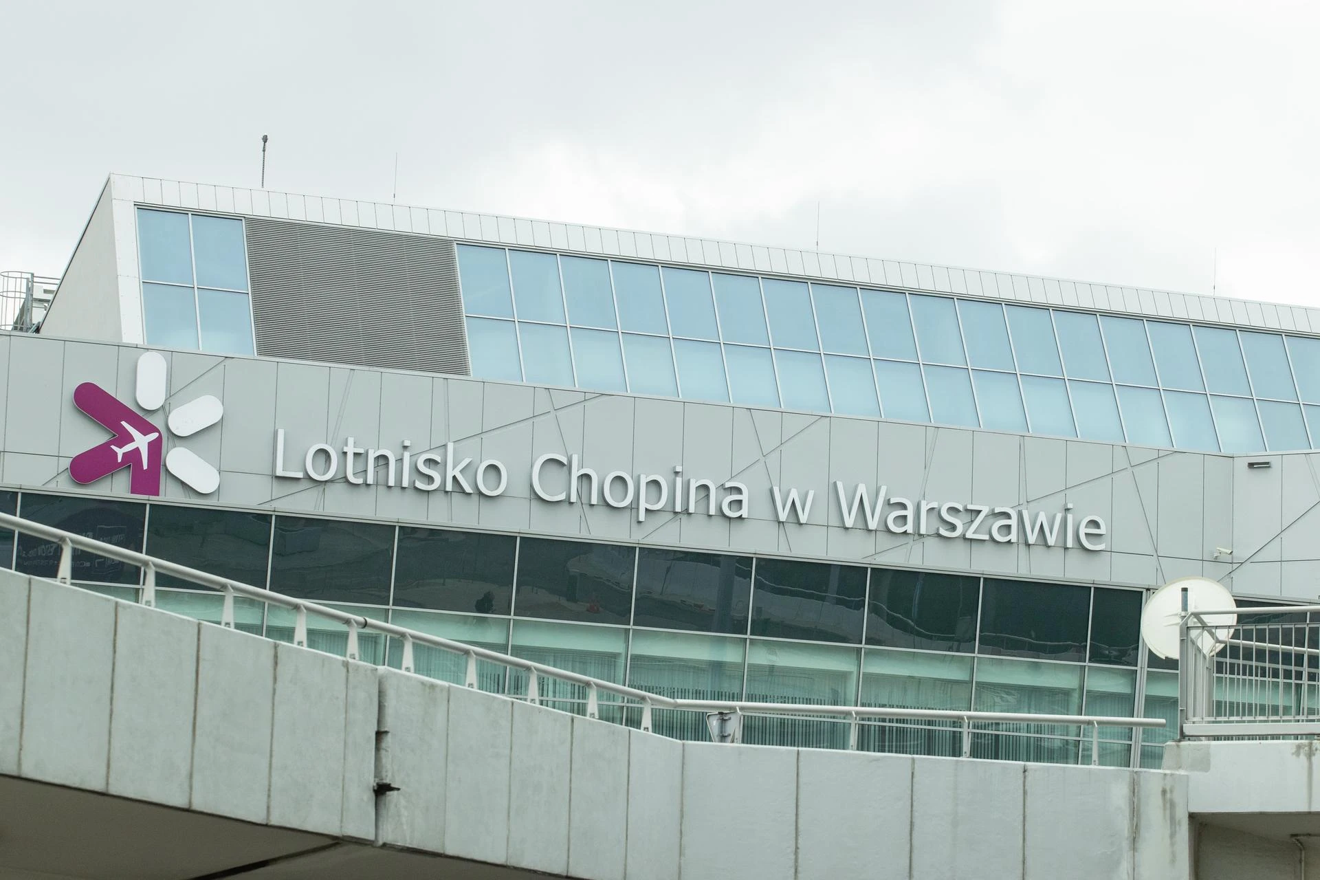 Tragedia na lotnisku Chopina w Warszawie. Nie przeżyły lotu z Indonezji. Ważny ape...