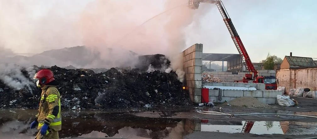 Pożar wybuchł w środku nocy Pożar hałdy odpadów w zakładzie recyklingowym w Rawiczu. Czy istnieje zagrożenie dl…