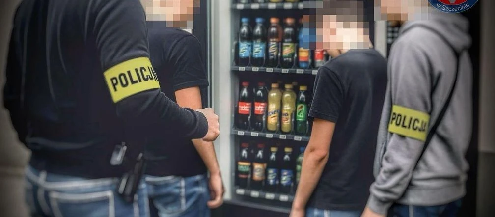 Wpadli na gorącym uczynku Chcieli się napić energetyka, więc włamali się do automatu. Nastolatkowie w opałach
