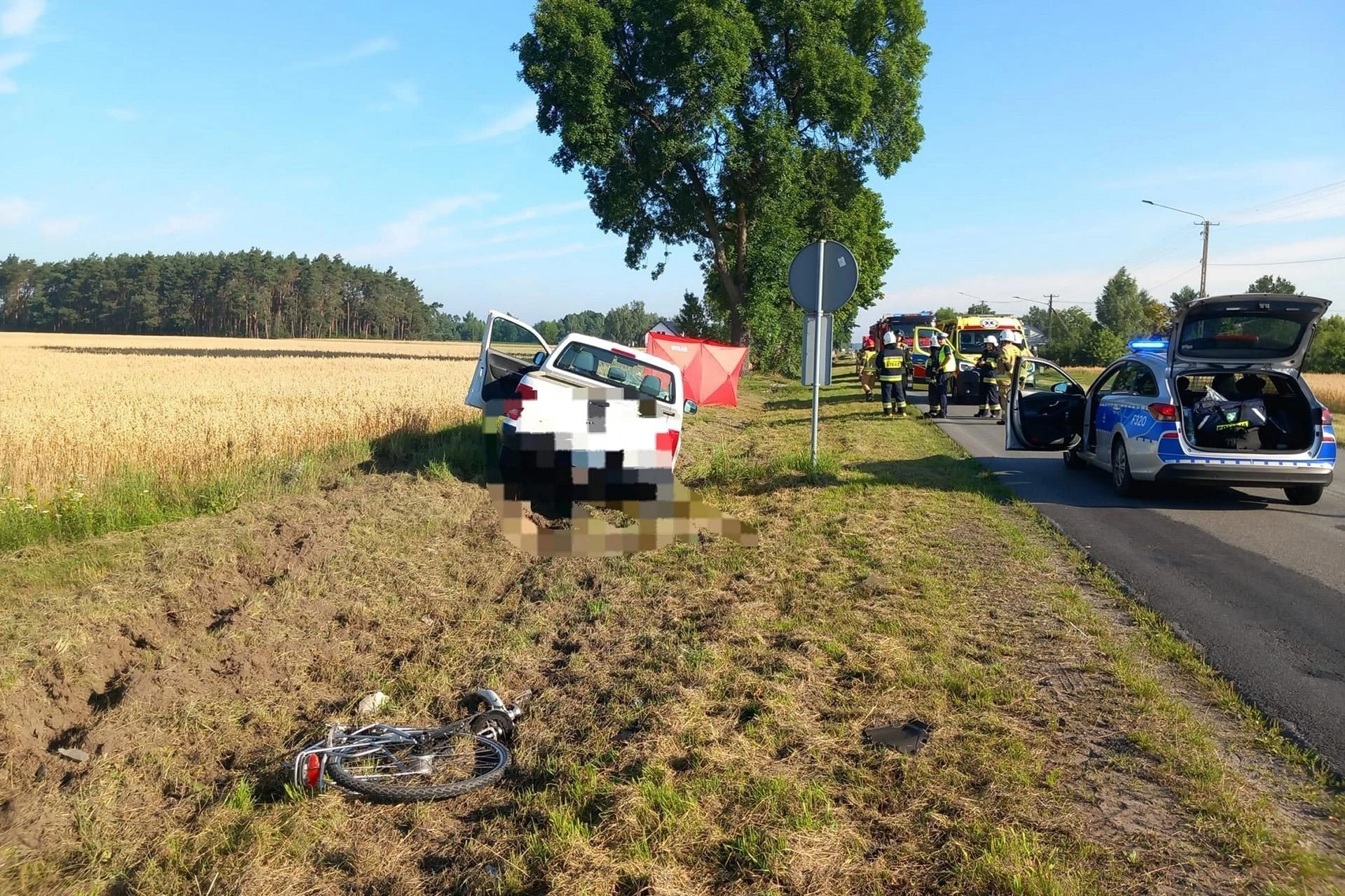 Sprawę bada policja Kierujący pick-upem staranował rowerzystkę! Kobieta nie żyje. Dramat pod Łowiczem