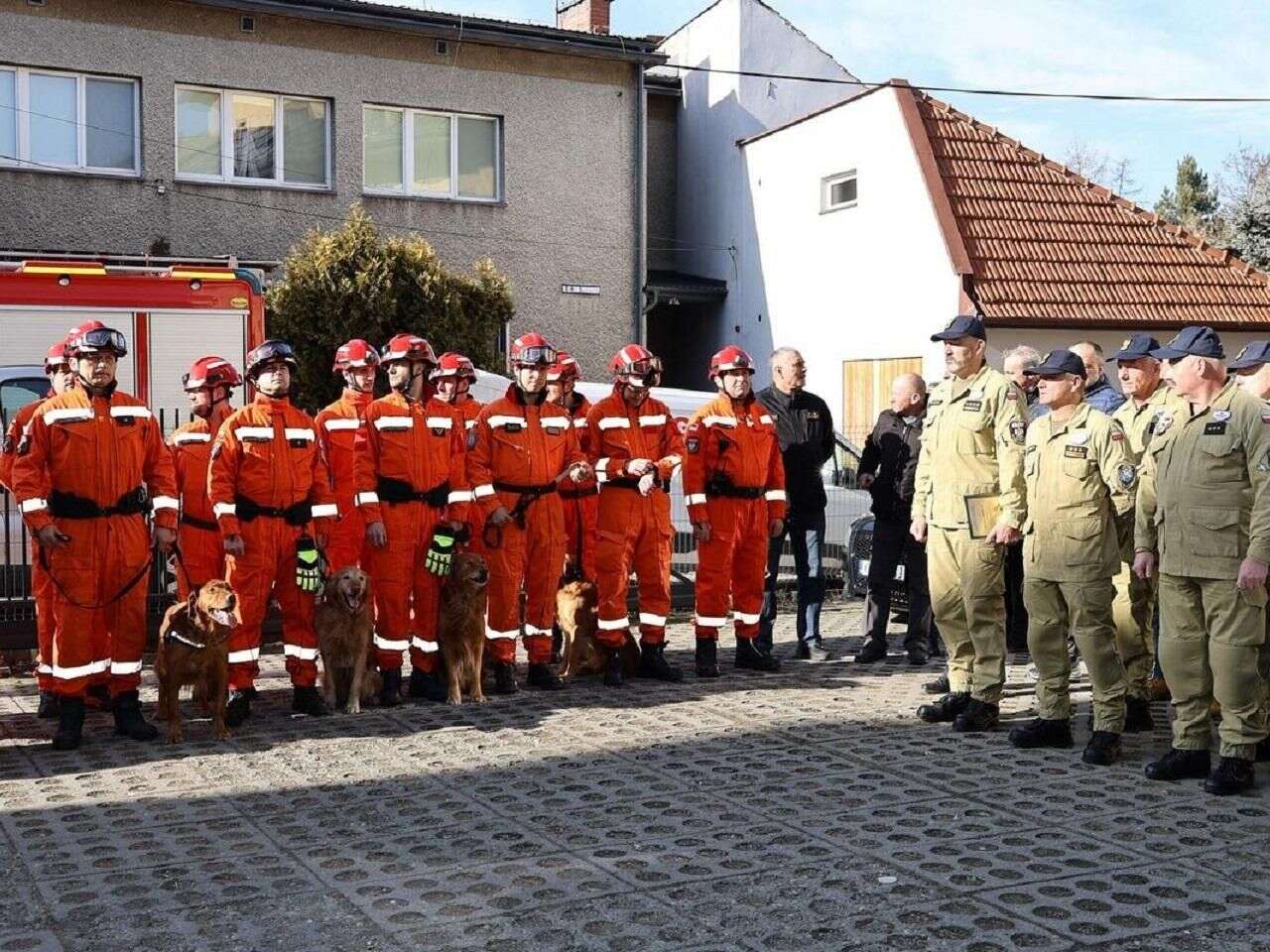 Zabrzmiały strażackie syreny Strażacy przyszli pod dom komendanta. Mieli ważny powód