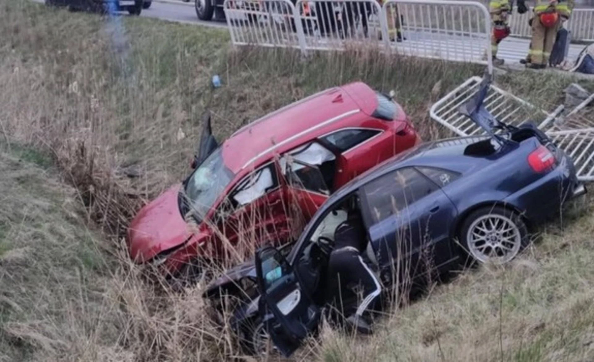 NA DROGACH Wypadek w Wiskitkach! Kia i Audi w rowie, jedna osoba w szpitalu