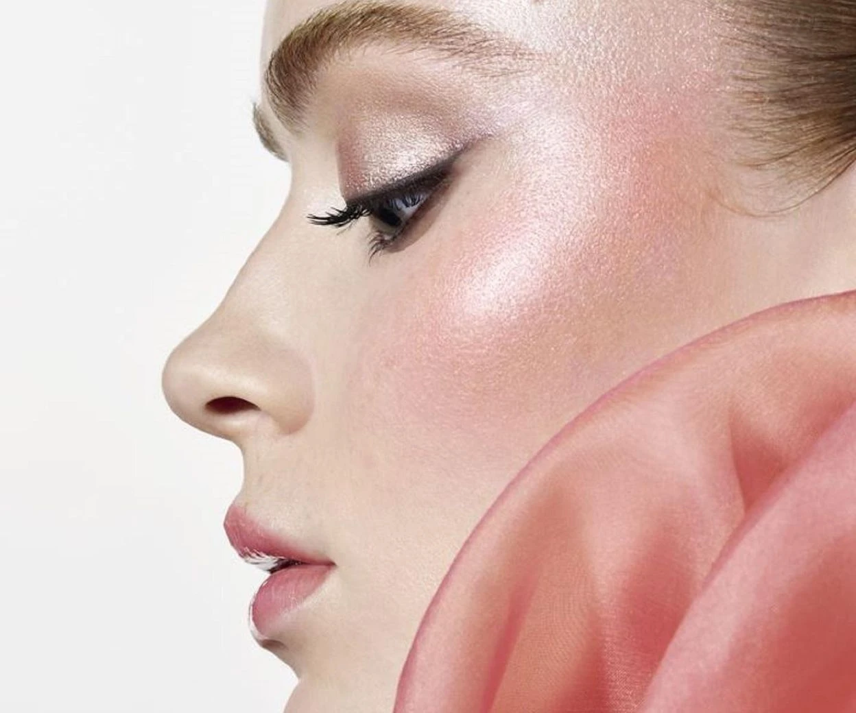 Strefa beauty Summer make-up look od Armani beauty. Aleksandra Artychowska prezentuje letni makij…