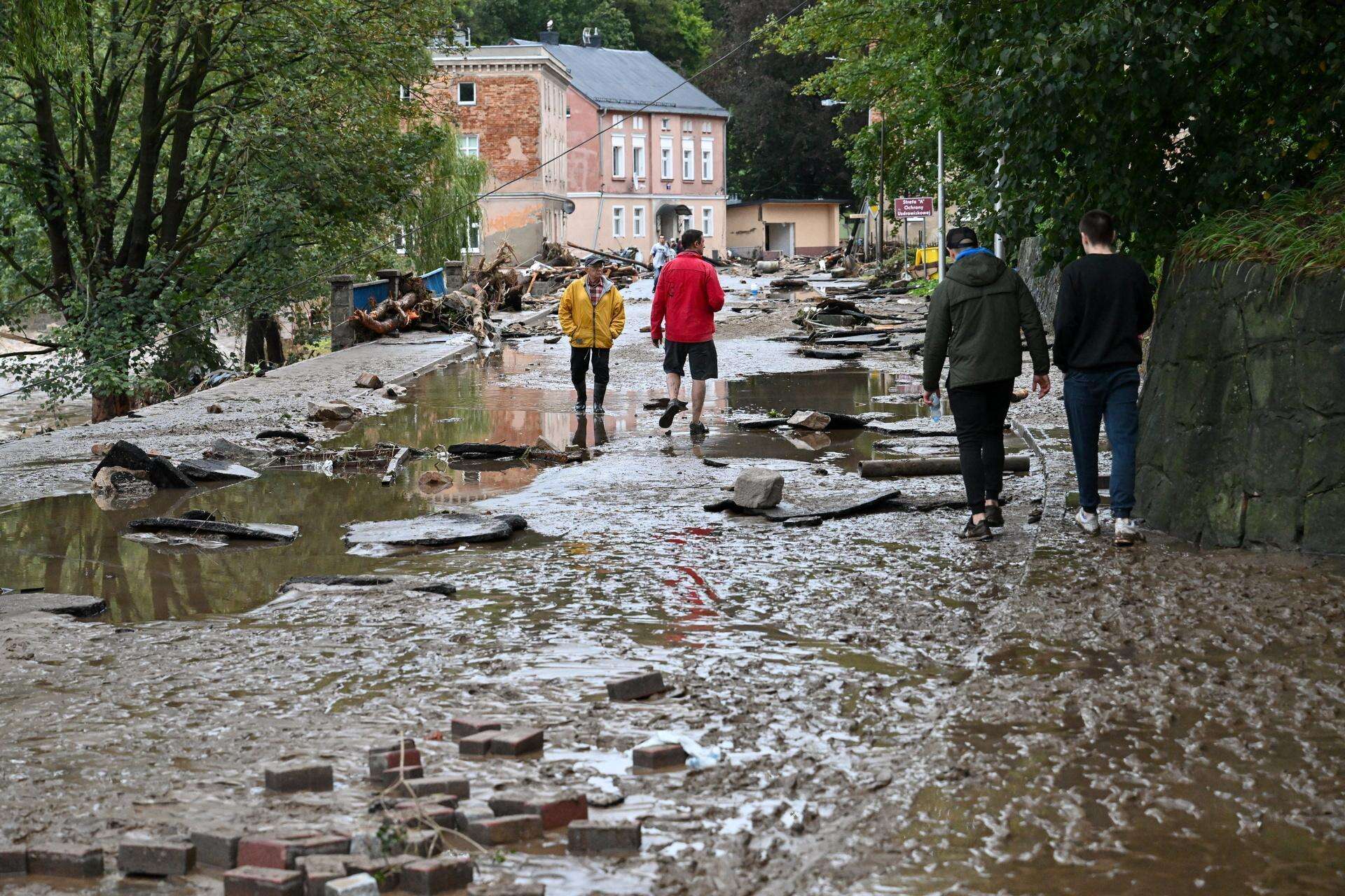 Wstrząsające Powódź w Polsce. Radochów odcięty od świata! Ludzie piją deszczówkę. Ryzyko chorób i…