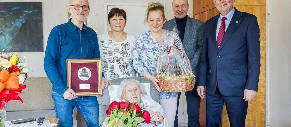 Najlepsze życzenia! 68 lat małżeństwa i ogród pełen radości! Pani Regina świętuje 100. urodziny