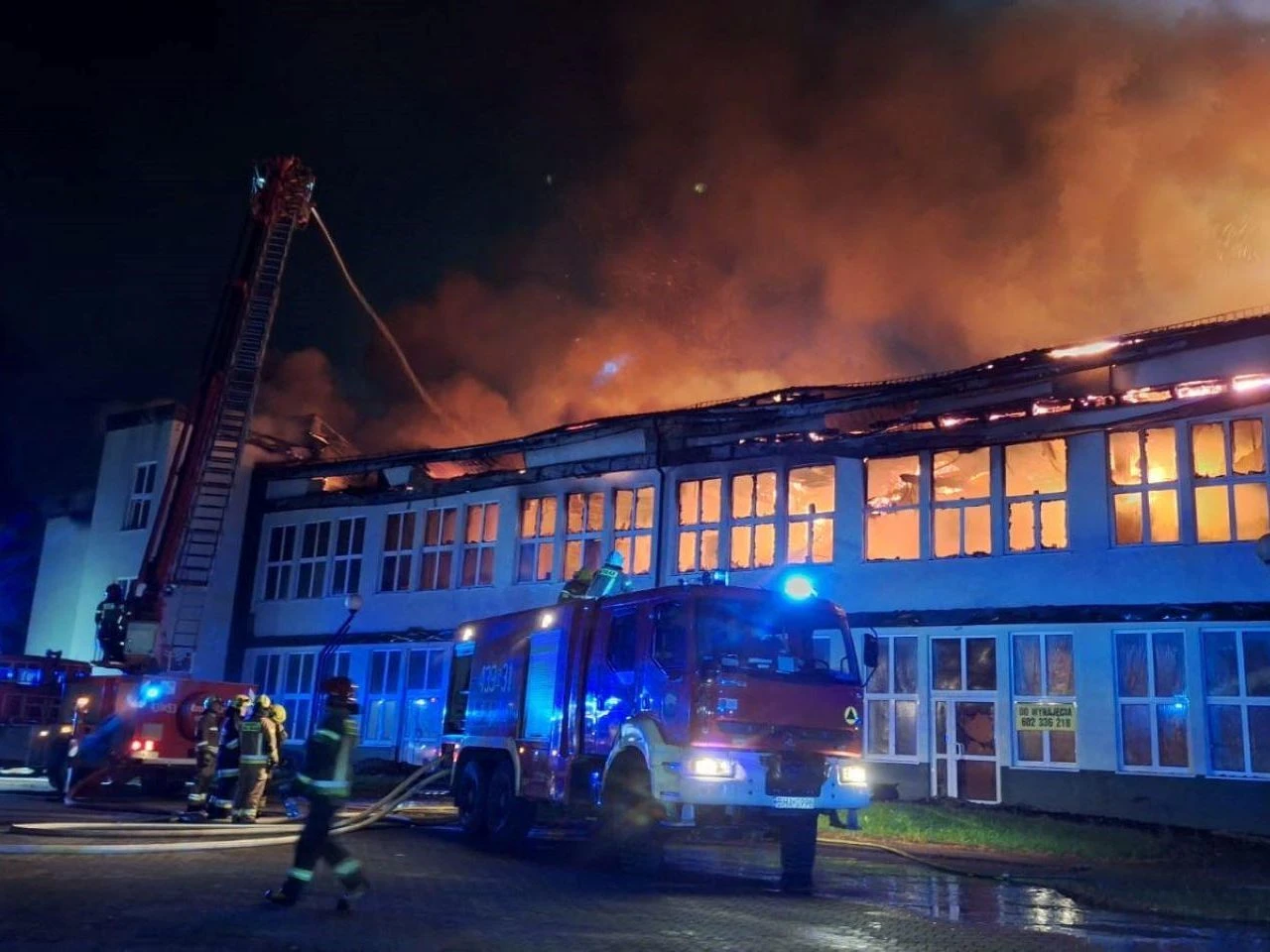 Nocny pożar na Podlasiu Pożar w Hajnówce. Z ogniem walczy ponad 20 zastępów strażaków