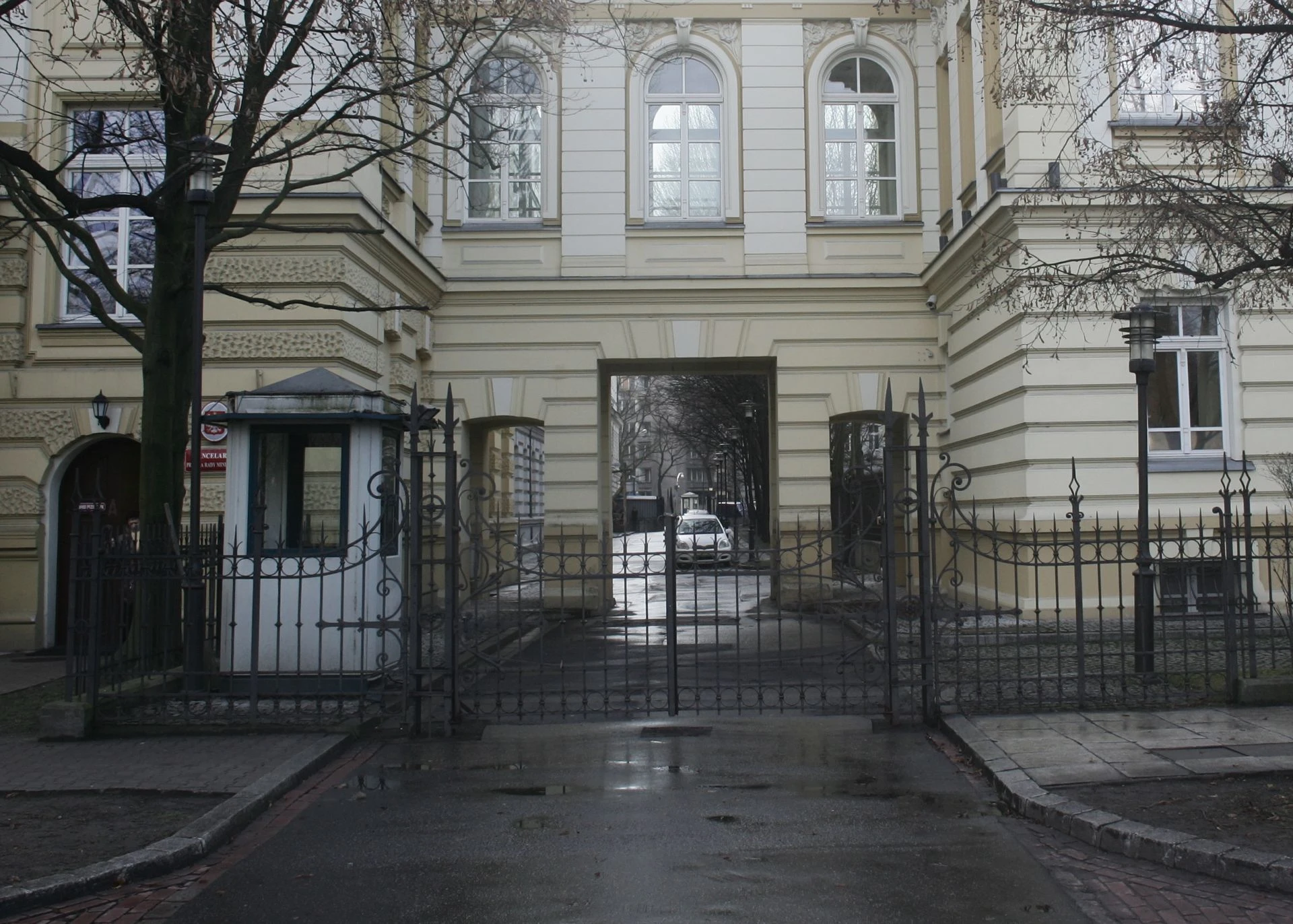 Znamy kulisy Nowe ustalenia ws. kobiety z kanistrem pod KPRM. Dobrzyński przerywa spekulacje po i…