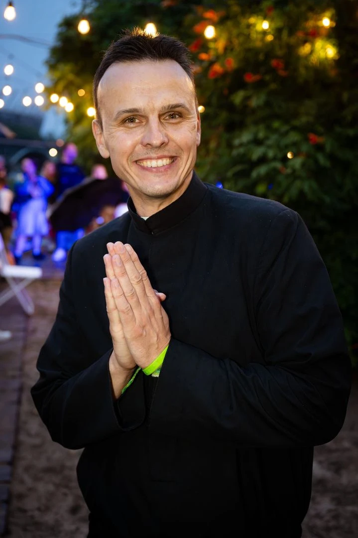SZOKUJĄCE Ksiądz otwiera lokal w miejscu dawnej agencji towarzyskiej! Zobacz, co się tam teraz dzieje!