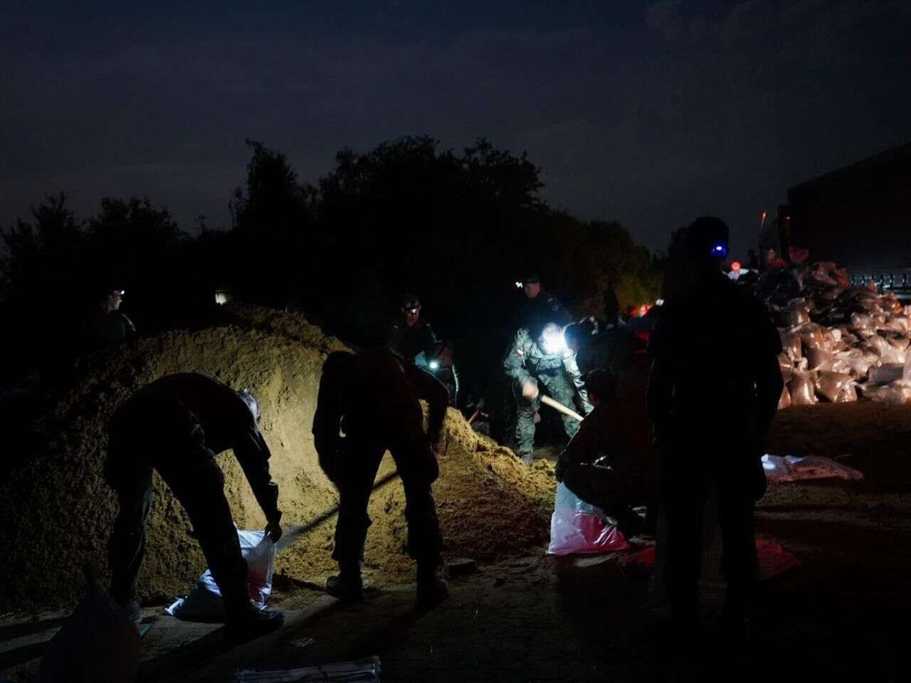 Nocna obrona Wrocławia Wrocław broni się przed falą kulminacyjną. Trwa uszczelnianie wałów