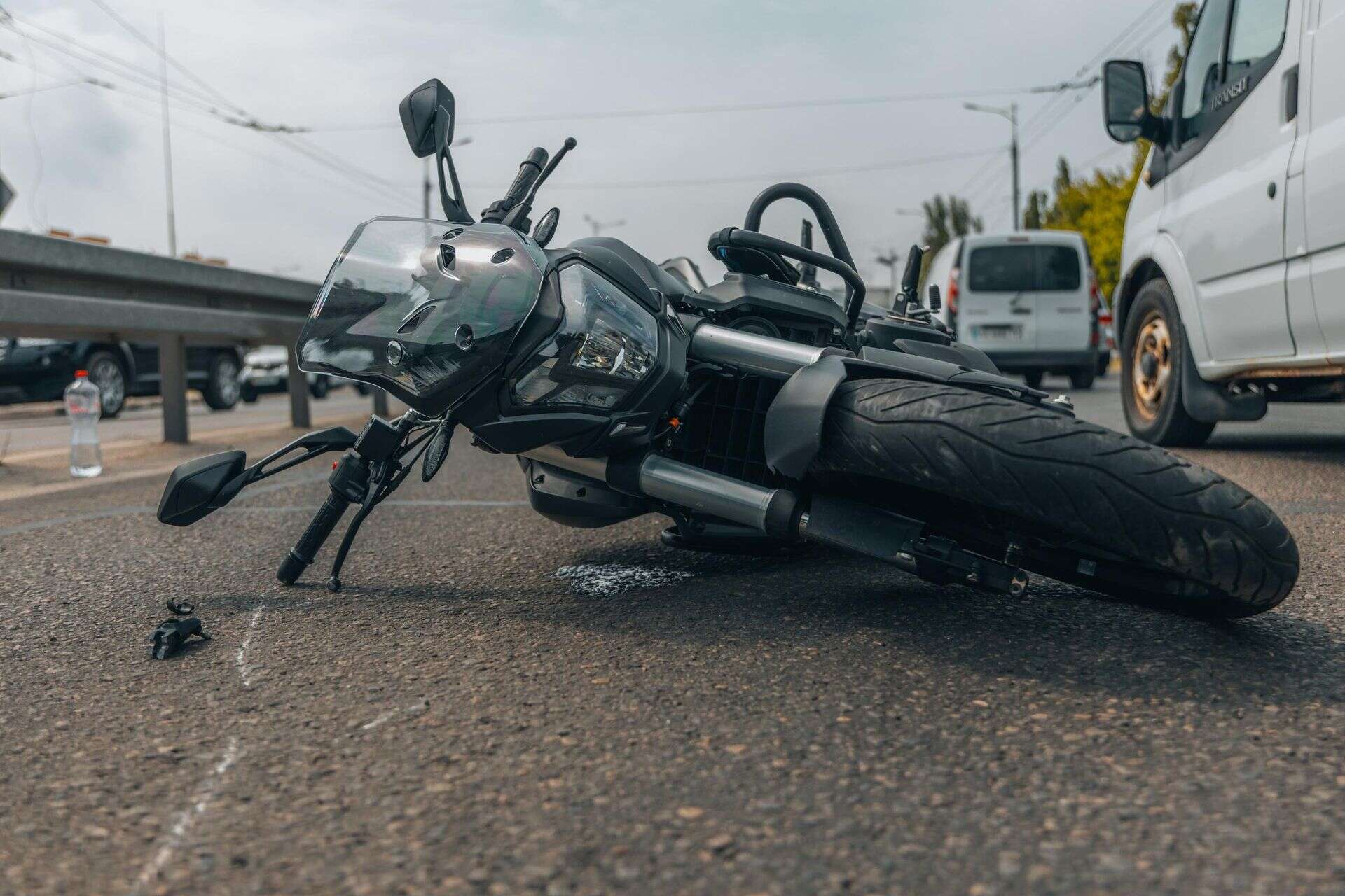 Dramat na drodze Uderzył w bariery, potem wpadł do rowu. Śmiertelny wypadek motocyklisty