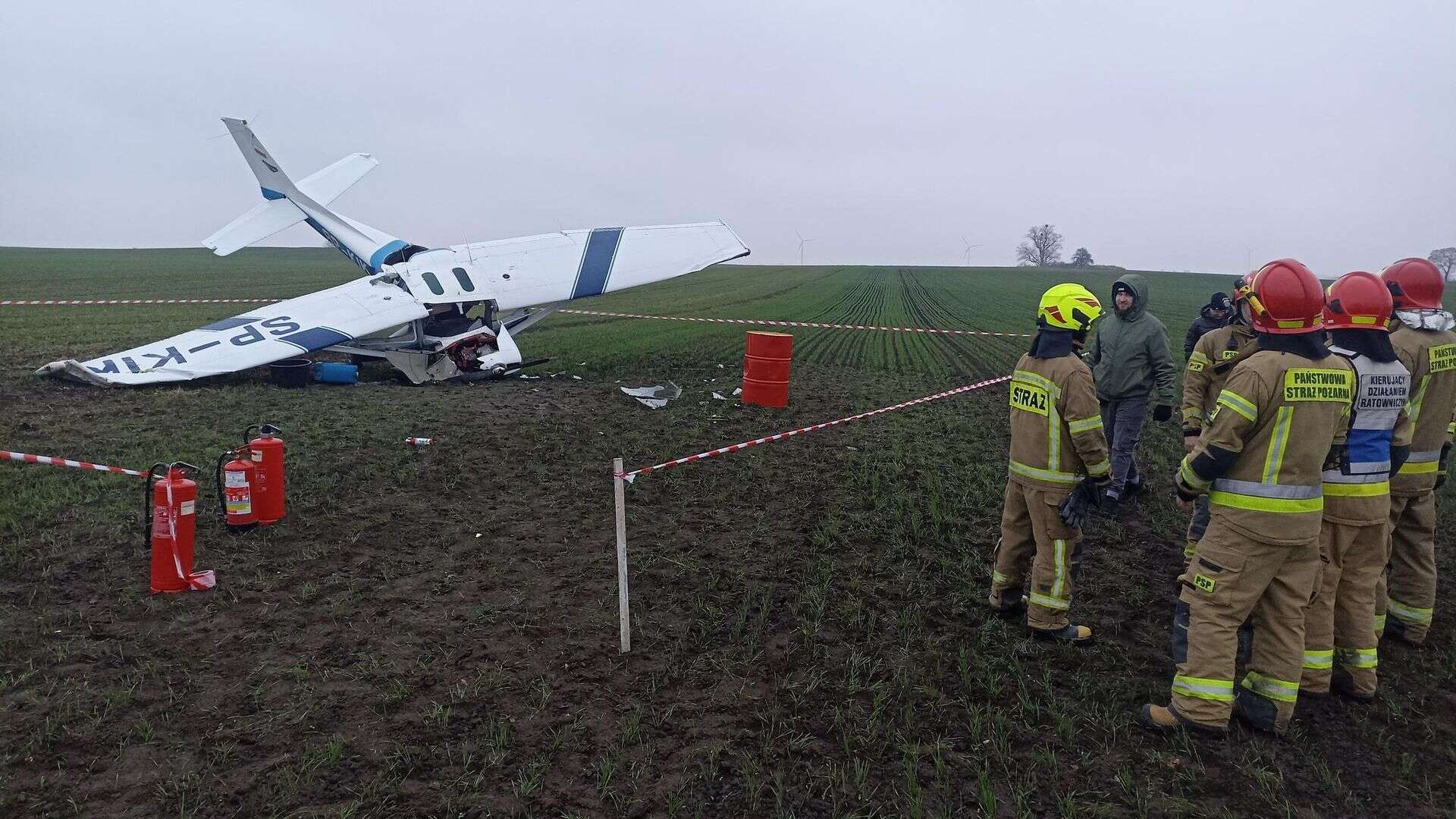 trwa ustalanie przyczyny Awionetka runęła na pole pod Chełmnem! Dwie osoby trafił do szpitala [ZDJĘCIA]