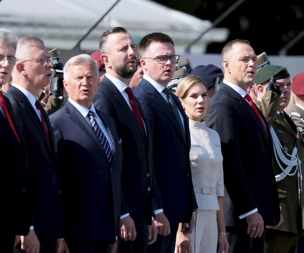 Uroczystości państwowe Obchody Święta Wojska Polskiego. Nawrocki w jednym rzędzie z Hołownią i Kosiniakiem-Kamyszem