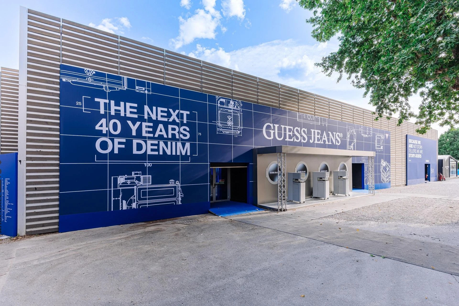 Strefa mody GUESS JEANS powraca do Florencji na targi Pitti Uomo 108, prezentując innowacje i am…