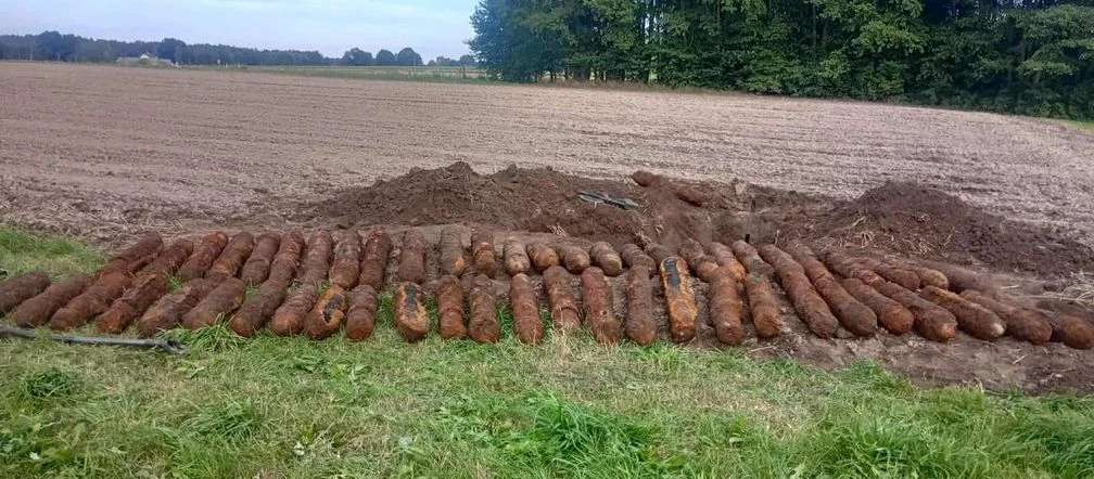Groza Rolnik odkrył śmiercionośny sekret! Ponad 50 pocisków z II wojny światowej w polu