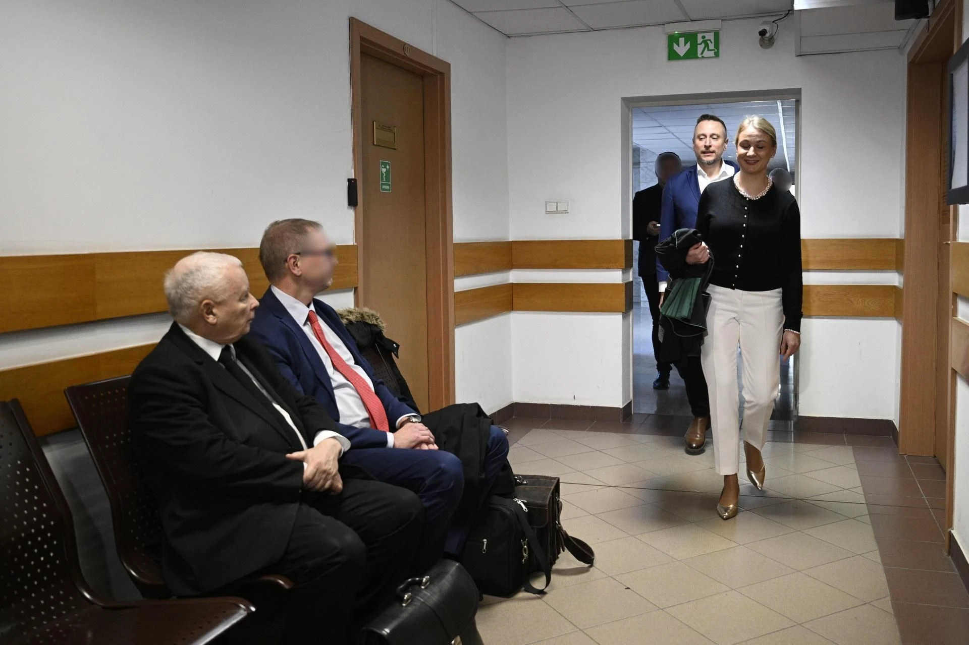 ZDJĘCIA NIE KŁAMIĄ Pojedynek na piorunujące spojrzenia! Kaczyński i Brejza zmierzyli się wzorkiem w sądzie