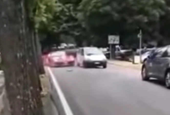 Ubezpieczyciel złapie się za głowę. Małe Twingo rozwaliło Ferrari za 2 miliony zło...