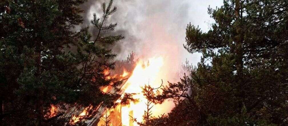 Ogromny pożar domu. Z goniem walczyło 9 zastępów straży pożarnej